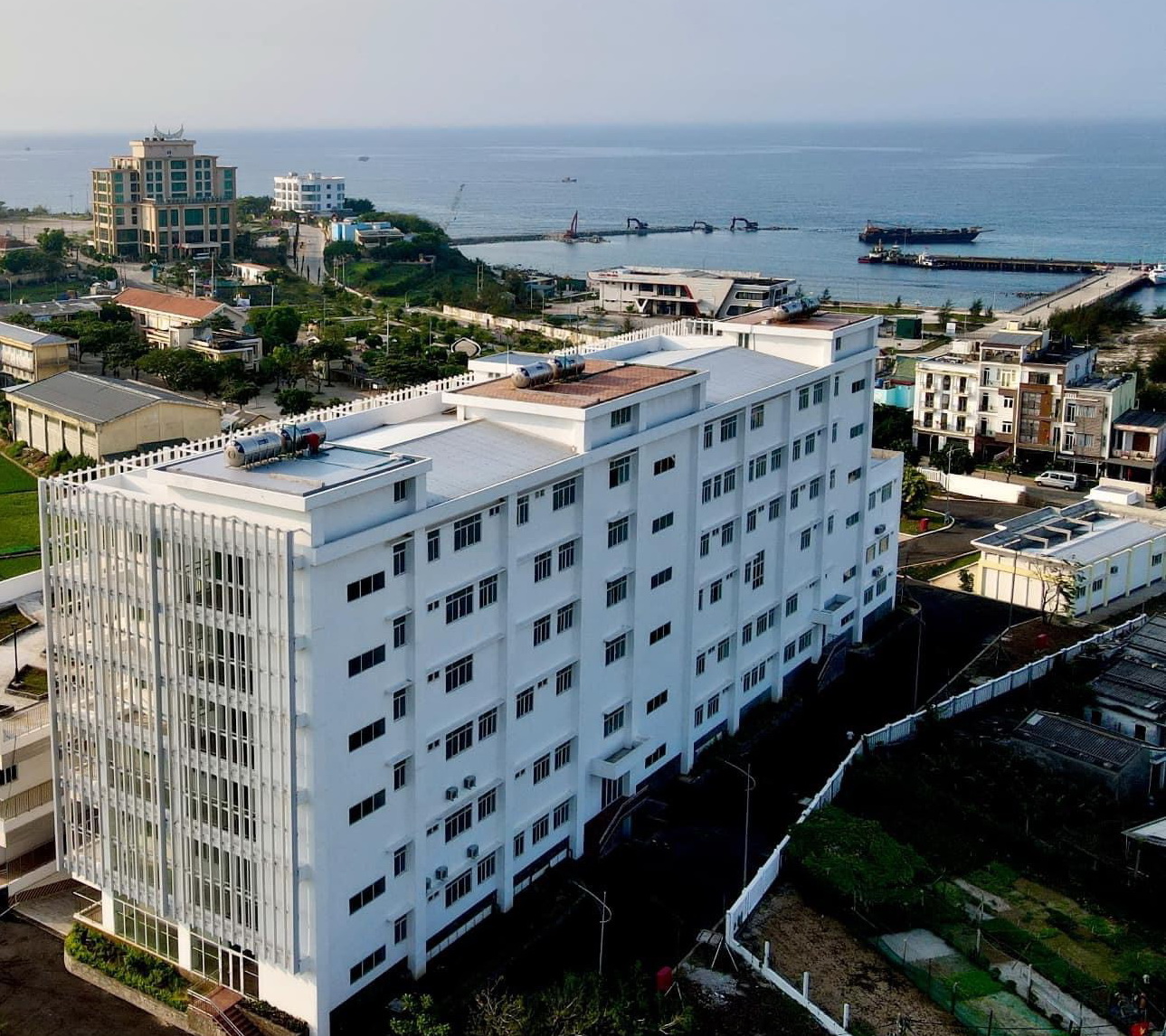 Trung tâm Y tế quân dân y kết hợp H.Lý Sơn có 100 giường bệnh cùng trang thiết bị hiện đại